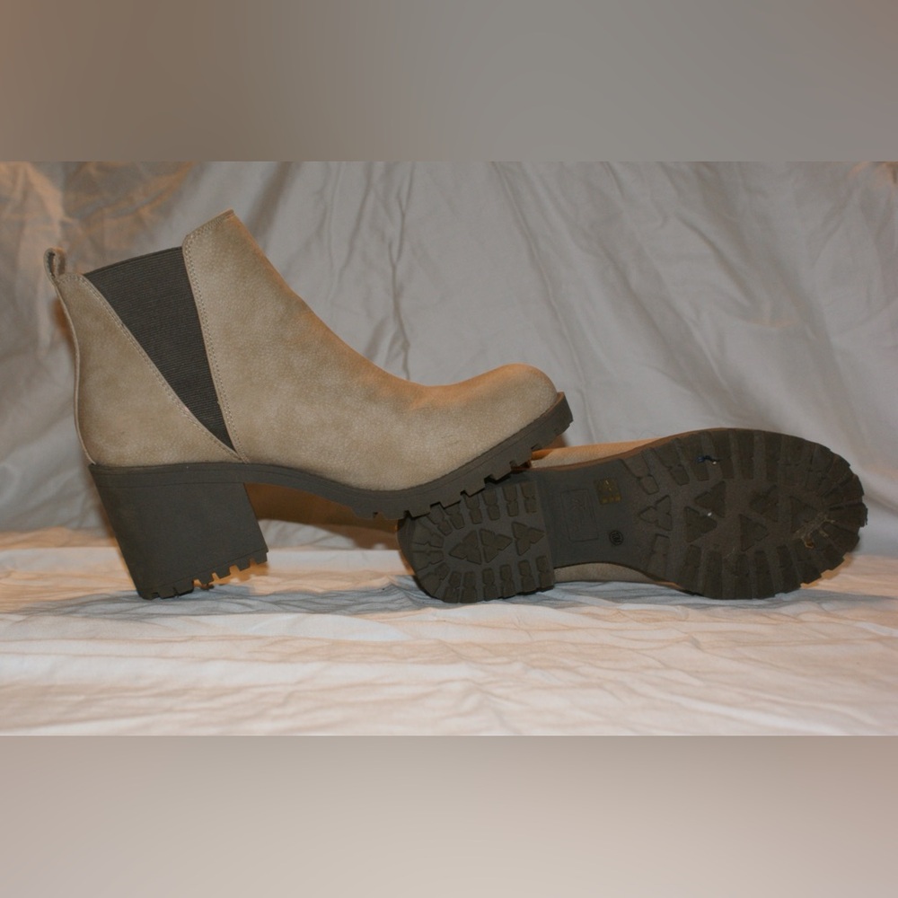 Dirty Laundry Women's Lisbon Block Heel Bootie Natural Buck color size 10 - Picture 2 of 8